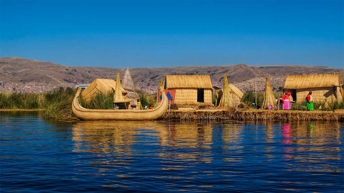 Charakterystyczne łodzie i chaty nad jeziorem Titicaca
